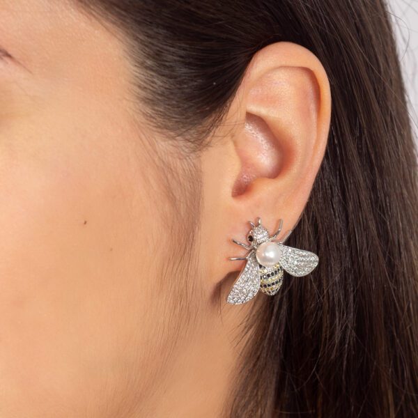 Brinco Mariposa Cravejada com Zircônias Detalhe Perola Shell