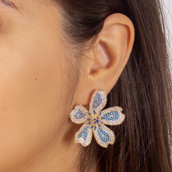 Brinco Flor Azul com Pétalas em Mini Zircônias e Miolo em Navete Banho Ouro 18k - Image 2